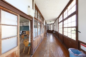 木造校舎廊下