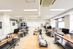 電気情報工学科実験室