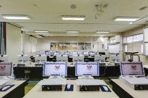 情報技術科電子計算機室